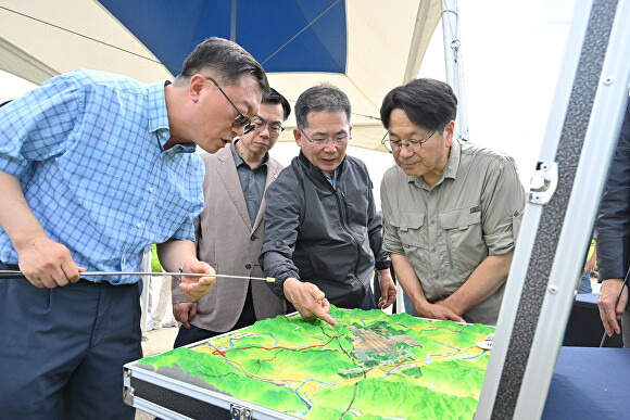 강기정 광주시장(오른쪽)이 21일 군위군에서 군 공항 이전과 관련, 김진열 군수(오른쪽 2번째) 등으로 부터 현황을 경청하고 있다. [사진=군위군]