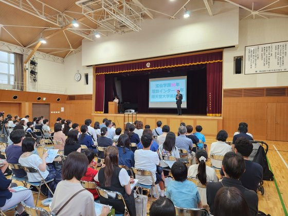 지난 13일 호센학원에서 열린 학교 설명회.후지 하루히데 교장이 준텐도와 손을 잡은 이유를 설명하고 있다.오누키 도모코 특파원