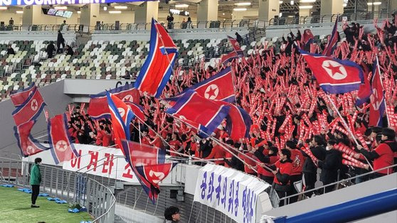 2024 파리 올림픽 여자축구 아시아 최종예선 북한과 일본의 경기를 응원하기 위해 지난 2월 일본 도쿄 국립경기장을 찾은 조선대 등 조총련 계열 응원단이 ‘필승 조선’이라는 팻말을 들고 있다. 김현예 특파원