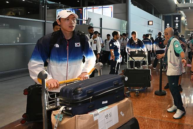 파리올림픽 한국 펜싱 국가대표팀 박상원이 20일(현지시간) 파리 샤를 드골 국제공항에서 입국하고 있다. 파리=올림픽사진공동취재단