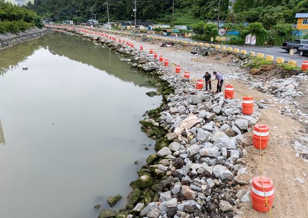 보행 환경 및 친수공간을 개선하는 용원수로 정비사업의 주간 시공사가 자금난을 겪으면서 공사에 차질이 빚어지고 있다. 지난 16일 경남 창원 진해구 용원수로 공사 현장 모습.  이원준 기자 windstorm@kookje.co.kr