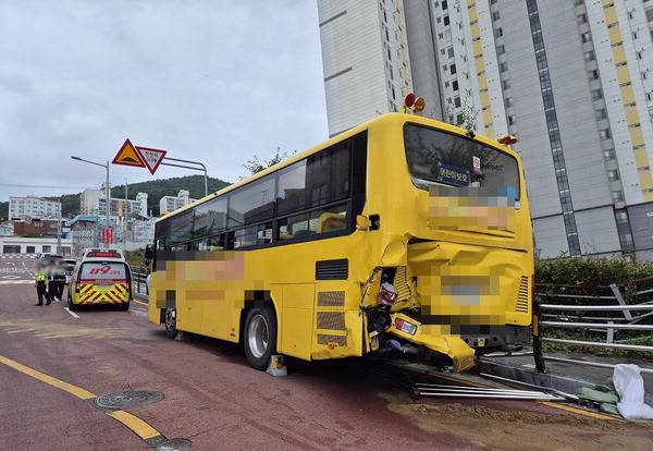 부산 영도구 봉래동의 비탈길에서 지난 19일 유치원 통학버스가 정차 뒤 출발하려다가 70m가량 뒤로 미끌려 반대편 차선에 주차된 트럭을 들이받는 사고가 있었다. 부산 영도경찰서 제공
