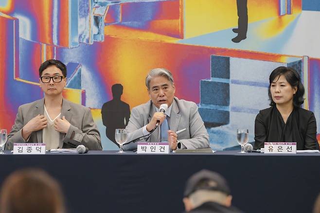 From left, National Dance Company Artistic Director Kim Jong-deok, National Theater of Korea CEO Park in-gun and National Changgeuk Company Artistic Director Yu Eun-seon attend a press conference held in Jung-gu, Seoul, Thursday. (National Theater of Korea)