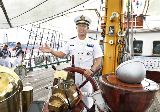 Commander Victor Hugo Molina Perez, who helms the Mexican Navy's training ship Cuauhtemoc, speaks during an interview with the Korea JoongAng Daily at Incheon Port's Pier 1 on Friday. [PARK SANG-MOON]