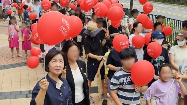 21일 하남시 감일동 단샘초등학교 앞에서 추미애 더불어민주당 국회의원 등이 주민들과 함께 동서울변전소 증설 반대 거리투쟁을 벌이고 있다. 독자 제공