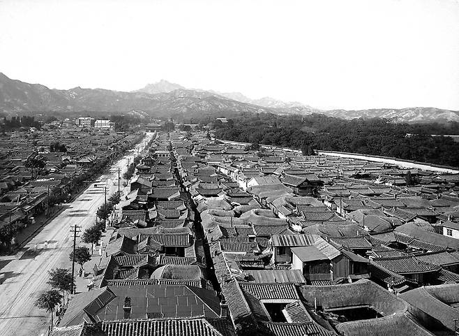 창덕궁 앞 돈화문로 일대의 시가(1931년). 기와집과 초가가 빼곡하게 들어서 있다.  미국 의회도서관(무라카미 덴코 촬영)
