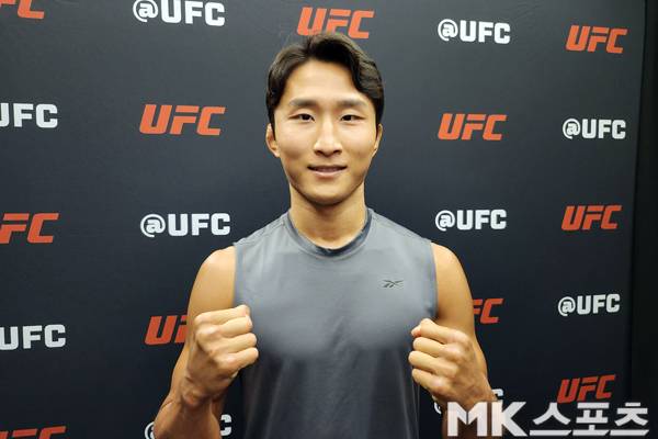 이정영이 UFC on ESPN 60 미디어 데이에서 승리를 자신하며 촬영에 응하고 있다. 사진=김재호 특파원