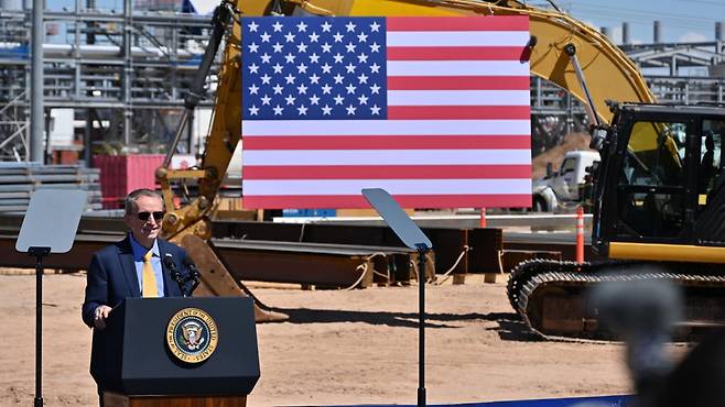 팻 겔싱어 인텔 최고경영자(CEO)가 지난 3월 20일 미국 애리조나주 챈들러에 위치한 인텔 오코틸로 캠퍼스에서 전날 확정된 미국 상무부의 반도체 보조금 지급 소식을 발표하고 있다. [인텔 홈페이지]