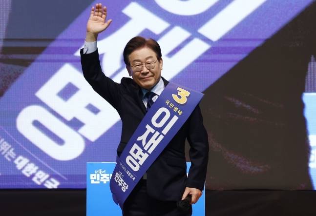 이재명 더불어민주당 당대표 후보가 21일 오전 강원도 홍천군 홍천종합체육관에서 열린 제1회 전국당원대회 강원 지역 합동연설회에서 정견발표에 앞서 인사하고 있다. 뉴스1