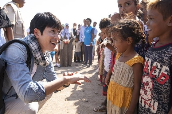 2015년부터 유엔난민기구(UNHCR) 친선대사로 활동한 배우 정우성(왼쪽)씨가 아프리카 지부티에 있는 마르카지 예멘 난민 캠프에 도착해 아이들과 인사를 하고 있다. 유엔난민기구 제공