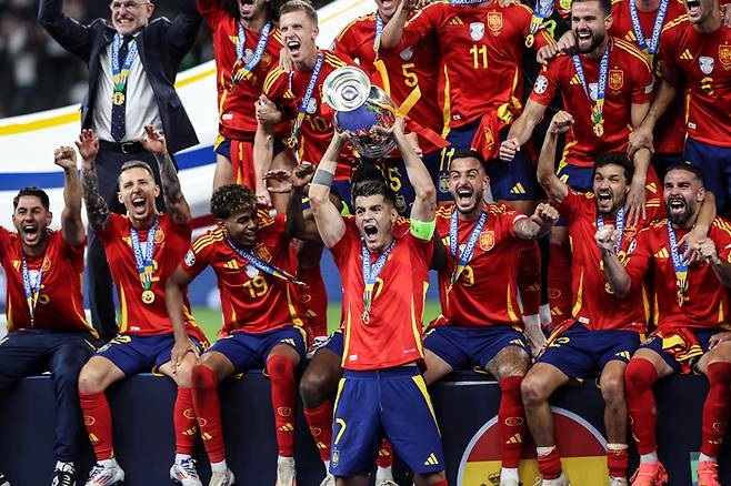 스페인 선수들이 지난 15일 독일 베를린에서 열린 유로 2024 결승전에서 잉글랜드를 꺾은 뒤 우승컵을 들고 기뻐하고 있다. 베를린 | 신화연합뉴스