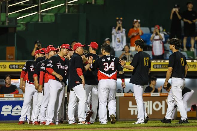 경기를 마무리하고 하이파이브하는 KIA 선수단. KIA 제공