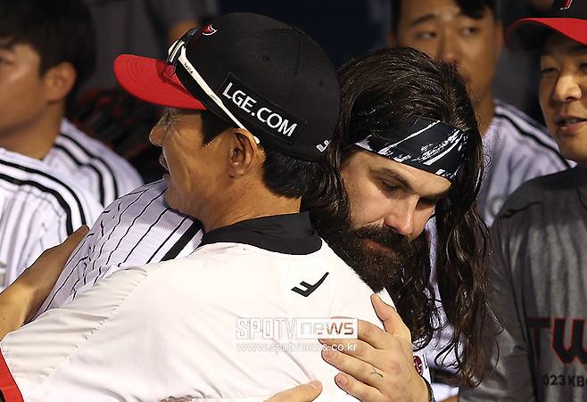 ▲ LG 트윈스 염경엽 감독과 포옹하는 케이시 켈리 ⓒ곽혜미 기자