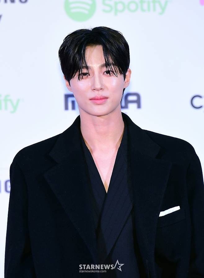 배우 변우석이 29일 오후 일본 도쿄돔에서 열린 '2023 MAMA AWARDS'(마마 어워즈) 레드카펫 행사에 참석해 포즈를 취하고 있다. / 사진제공 = 엠넷 /사진=김창현