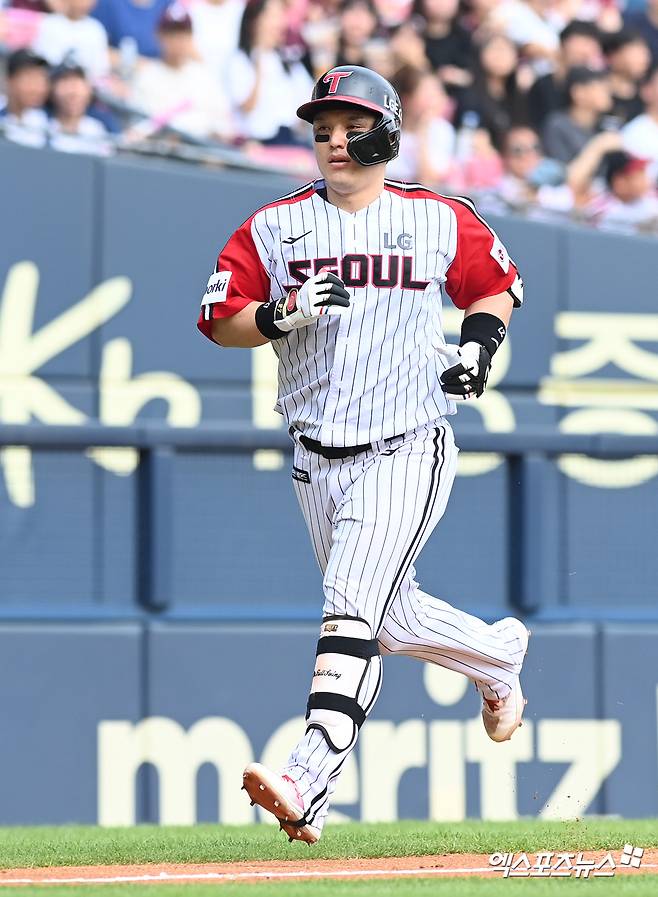 LG 포수 박동원은 21일 잠실구장에서 열린 '2024 신한 SOL Bank KBO 리그' 두산과 주말 3연전 마지막 경기에서 6번타자 포수로 선발 출전했다. 2회말 홈런포로 선취점을 내는 등 공격에 활력을 불어넣었다. 엑스포츠뉴스 DB