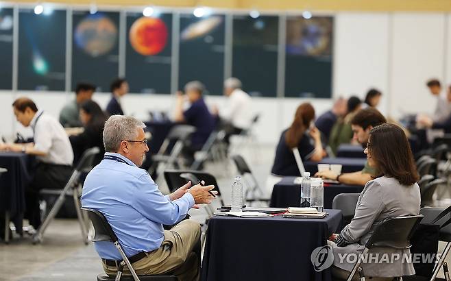 이야기 나누는 총회 참가자들 (부산=연합뉴스) 강선배 기자 = 15일 부산 벡스코에서 열리고 있는 '제45회 국제우주연구위원회(COSPAR) 학술 총회'와 함께 제1전시장에 마련된 휴게시설에서 참가자들이 담소를 나누고 있다. 2024.7.15 sbkang@yna.co.kr