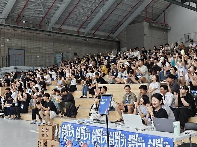 인천항 '신발던지기 대회' [인천관광공사 제공.  재판매 및 DB 금지]