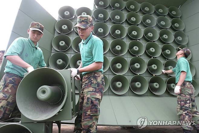 대통령실, "오늘 대북 확성기 방송 재개" (서울=연합뉴스) 대통령실은 9일 긴급 국가안전보장회의(NSC) 상임위원회의를 열어 이날 중 대북 확성기를 설치하고 방송을 실시하기로 결정했다고 밝혔다. 
    사진은 지난 2004년 6월 서부전선에 설치된 대북 확성기가 철거되는 모습. 2024.6.9 [연합뉴스 자료사진] jeong@yna.co.kr