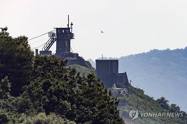 위장막 설치된 접경지 (파주=연합뉴스) 임병식 기자 = 군이 북한의 대남 오물 풍선 살포에 대응해 6년 만에 대북 확성기 방송을 재개한 가운데 10일 오후 경기도 파주시 접경지역에서 위장막이 기존 대북 방송 확성기가 있었던 군사 시설물 주변에 설치되어 있다. 2024.6.10 andphotodo@yna.co.kr