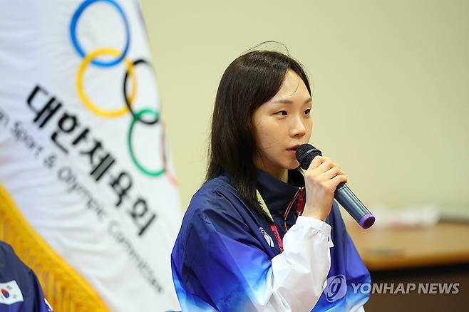 2024 파리올림픽 대한민국 기수로 선정된 수영 김서영 (퐁텐블로[프랑스]=연합뉴스) 김도훈 기자 = 21일(현지시간) 오전 프랑스 퐁텐블로 프랑스국가방위스포츠센터(CNSD)에 마련된 대한민국 선수단의 사전 캠프 '팀코리아 파리 플랫폼'에서 열린 공개 행사에서 대한민국의 기수로 선정된 수영 김서영이 선수단 인터뷰를 하고 있다. 2024.7.21 superdoo82@yna.co.kr