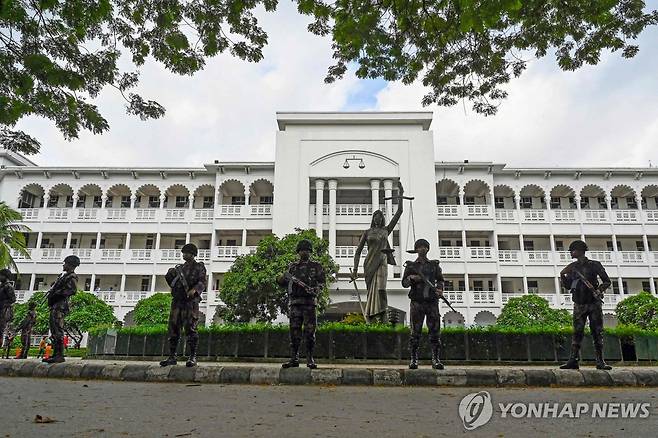 다카 대법원 (다카 AFP=연합뉴스) 21일(현지시간) 방글라데시 군인들이 수도 다카에 있는 대법원 앞에서 경비를 서고 있다. 2024.7.21. photo@yna.co.kr