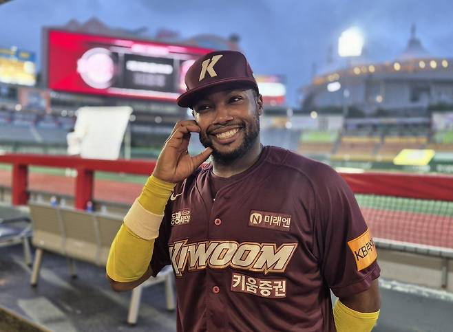 볼하트 포즈 취하는 도슨 (인천=연합뉴스) 김경윤 기자 = 키움 히어로즈 외국인 타자 로니 도슨이 21일 인천SSG랜더스필드에서 열린 2024 프로야구 SSG 랜더스와 방문 경기를 마친 뒤 익살스러운 표정으로 볼하트 포즈를 취하고 있다. 2024.7.21. cycle@yna.co.kr