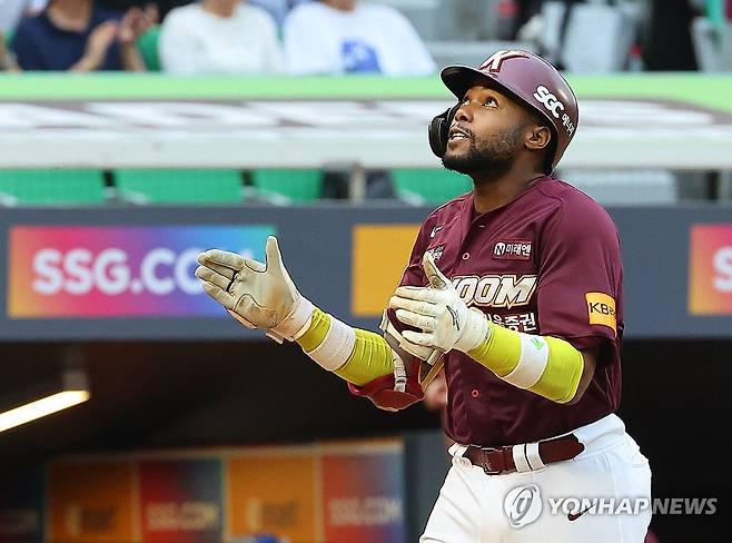 도슨 3점 홈런 (인천=연합뉴스) 임순석 기자 = 21일 인천 SSG랜더스필드에서 열린 프로야구 KBO리그 키움 히어로즈와 SSG 랜더스의 경기. 8회 초 1사 1, 2루에서 키움 도슨이 3점 홈런을 친 뒤 베이스를 돌고 있다. 2024.7.21 soonseok02@yna.co.kr