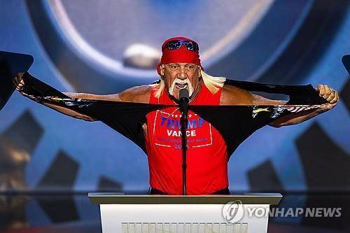 티셔츠 찢는 헐크 호건 [밀워키[미 위스콘신주] EPA=연합뉴스. 재판매 및 DB 금지