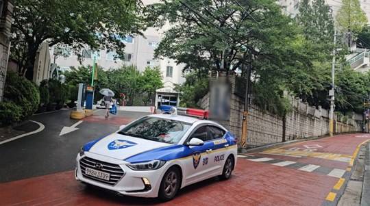 초등학교 순찰 강화 중인 경찰.