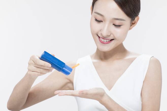 자외선 차단제를 꼼꼼히 챙기지 않으면 기미, 잡티, 주름 등 피부 노화를 앞당길 수도 있다. [사진=클립아트코리아]