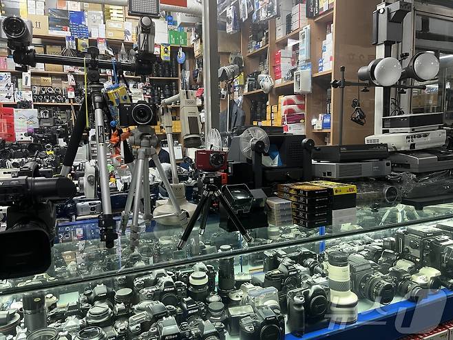 서울 종로3가 세운상가의 한 중고 카메라 가게 진열장에 1990년대, 2000년대 디지털 카메라들이 들어차 있다. ⓒ 뉴스1 유수연 기자