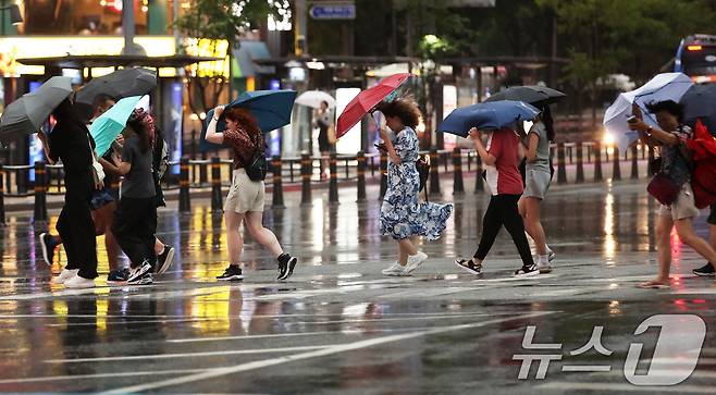 서울을 비롯한 중부지방에 장맛비가 다시 시작된 가운데 20일 오후 서울 종로구 광화문네거리 횡단보도에서 시민들이 귀갓길 발걸음을 재촉하고 있다. 2024.7.20/뉴스1 ⓒ News1 오대일 기자