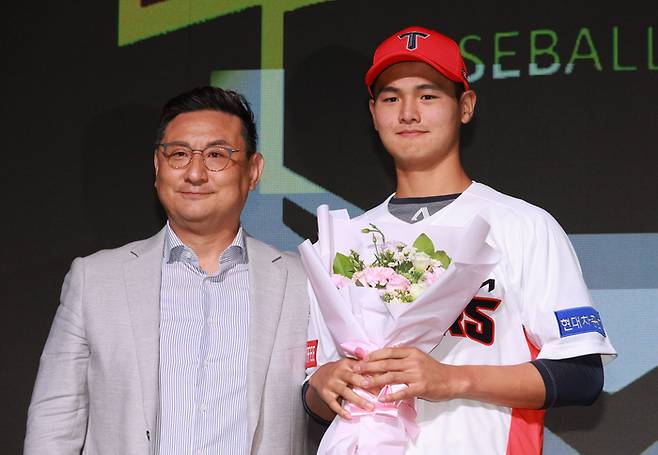 14일 오후 서울 웨스틴 조선호텔에서 열린 2024 KBO 신인드래프트. 1라운드에서 KIA 타이거즈에 지명된 조대현(강릉고)이 기념촬영을 하고 있다. 연합뉴스