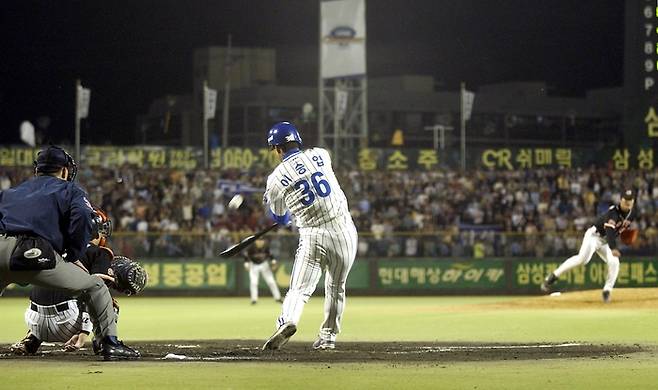 삼성 이승엽이 2003년 10월2일 대구 시민구장에서 열린 2003 KBO리그 롯데전에서 2회초 시즌 56호 홈런을 터뜨리고 있다. 사진 | 삼성 라이온즈