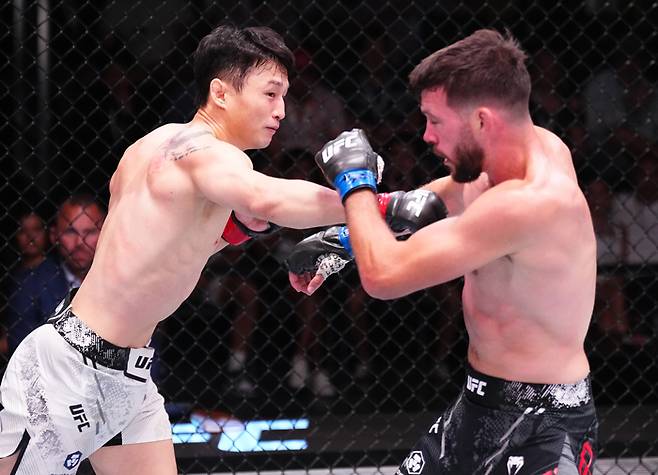 최두호 vs 빌 알지오 경기 장면. 사진 | UFC