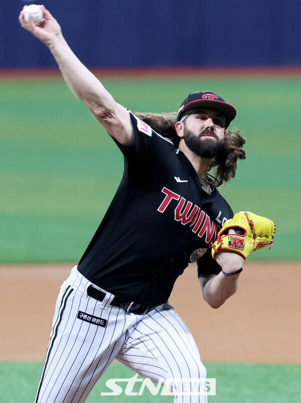 2일 서울 구로구 고척스카이돔에서 열린 2024 KBO리그 LG 트윈스와 키움 히어로즈의 경기, LG 선발 켈리가 역투하고 있다. 사진┃뉴시스