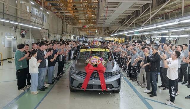 르노코리아가 지난 15일 부산공장에서 신형 스포츠유틸리티차량(SUV) '뉴 르노 그랑 콜레오스'의 양산 개시와 1호차 생산 기념식을 가졌다. /르노코리아