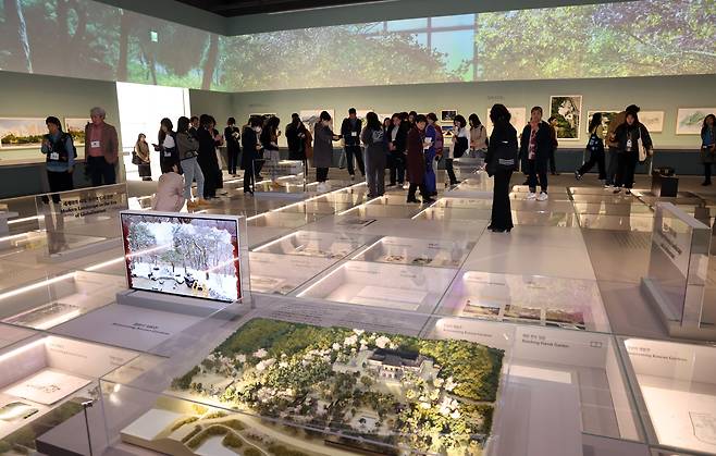 4일 서울 종로구 국립현대미술관에서 열린 정영선 한국 1세대 조경가 '이 땅에 숨 쉬는 모든 것을 위하여' 언론공개회에서 취재진들이 전시를 살펴보고 있다. 2024.4.4/뉴스1