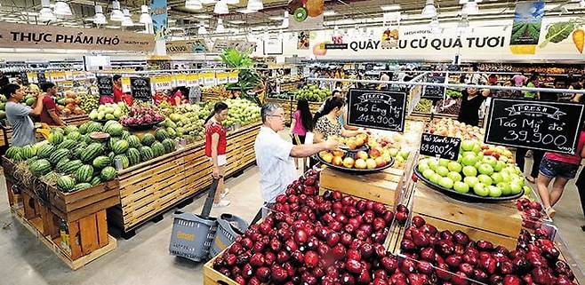 이마트 베트남 고밥점의 신선과일 매대. /이마트