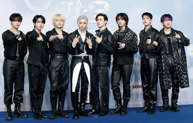 스트레이키즈 리노(왼쪽부터)와 한, 아이엔, 필릭스, 방찬, 현진, 승민, 창민이 지난 21일 오후 인천광역시 중구 인스파이어 아레나에서 열린 ‘2024 SBS 가요대전 서머’ 블루카펫 행사에서 포즈를 취하고 있다. /뉴스1