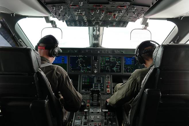 1만피트 상공을 운항하고 있는 'C-390'의 조종실 모습./연선옥 기자