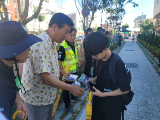 박범인 금산군수가 22일 유관기관 교통안전 및 학교폭력 예방캠페인에 참석해 어린이 안전보행 지도에 나서 학생, 학부모들에게 호응을 얻었다. 금산서 제공