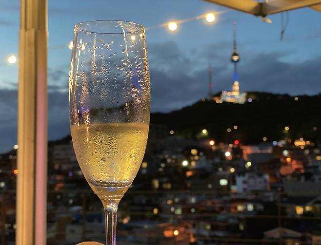 서울 야경과 샴페인. 사진 김상미