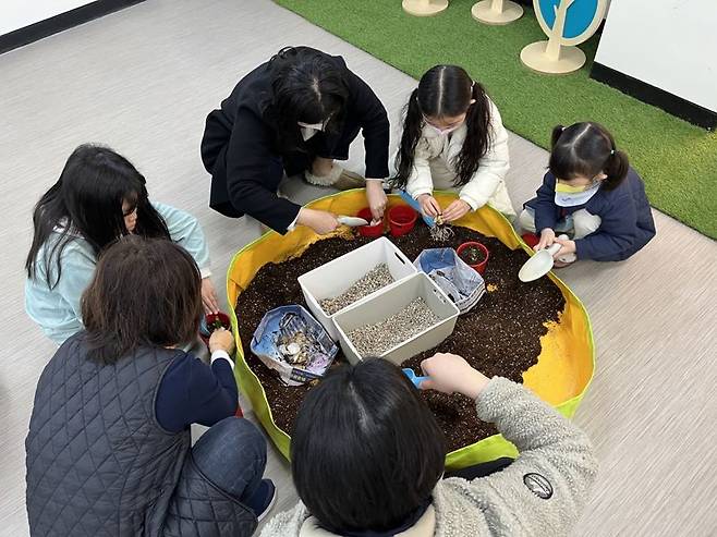 광주광역시립수목원이 여름방학을 맞아 6~10세 어린이를 대상으로 8월 한 달간 특별체험 프로그램 '애벌레, 날다'<사진>를 운영한다. 광주광역시립수목원 제공