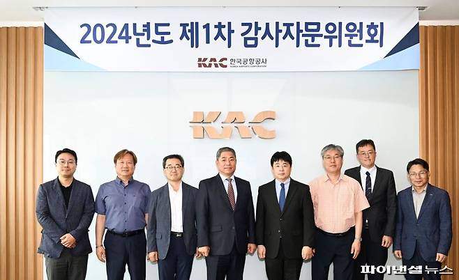 민병삼 한국공항공사 상임감사위원(왼쪽 네번째)이 22일 서울 강서구 한국공항공사 본사에서 진행된 감사자문위원회에서 참석자들과 기념촬영을 하고 있다. 한국공항공사 제공