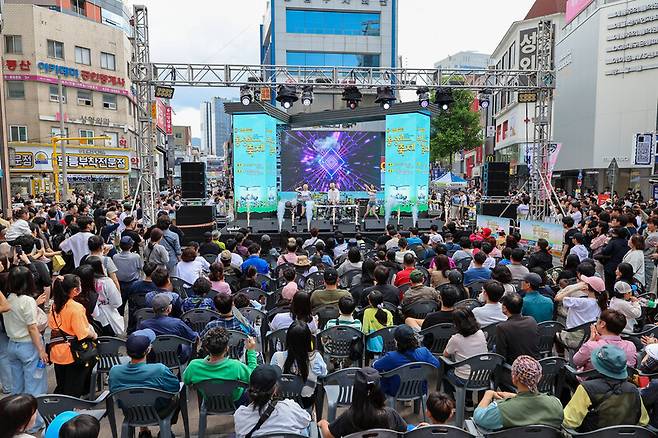 지난 5월 대구시 중구 동성로에서 열린 ‘제35회 동성로 축제’ 모습. 대구 중구 제공
