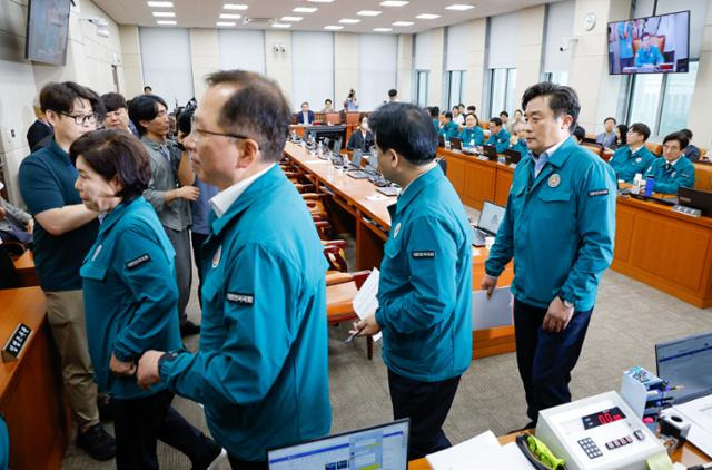 국민의힘 의원들이 지난 18일 국회 행정안전위원회 전체회의에서 이재명 전 더불어민주당 대표가 발의한 민생위기 극복을 위한 특별조치법안(전 국민 25만 원 지원법) 처리에 앞서 퇴장하고 있다. 뉴스1