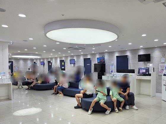 지난 12일 찾은 경기도 김포 소재 한 아동병원이 환자와 보호자들로 붐비는 모습. 남수현 기자