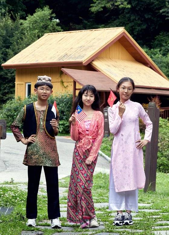 소중 학생기자단이 경기도 양주 아세안휴양림에서 필리핀 전통 주거 형태인 바하이 쿠보를 살펴봤다.