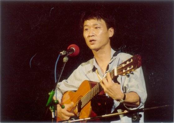 김민기 학전 대표의 옛날 모습. 사진 학전